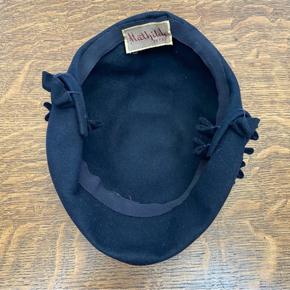 VINTAGE MATHILDE BY C&R BLACK FELT DANGLES PAGEBOY MODERN 70s 80s FANCY HAT - Picture 11 of 15